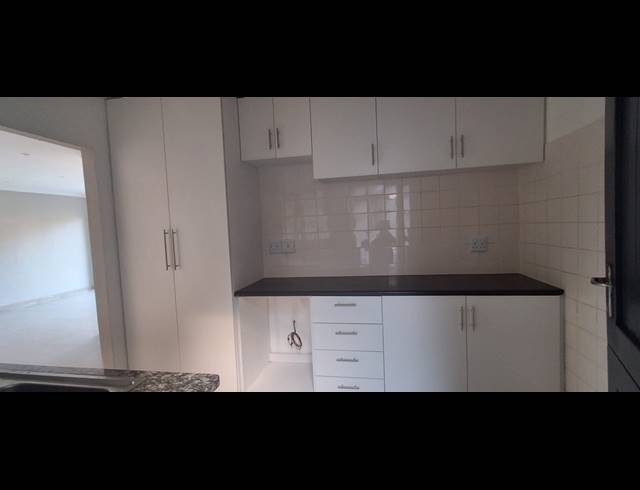 4 BEDROOM FREEHOLD TO LET IN GROVE END
